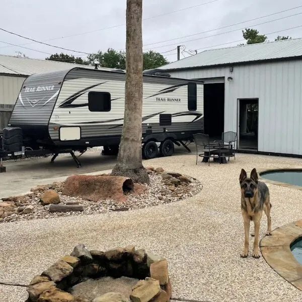 rv_trailer_with_pet_1